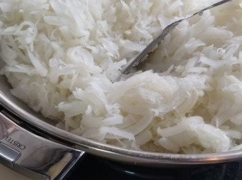 step4: 燒熱鍋，將蘿蔔加入炒至軟身