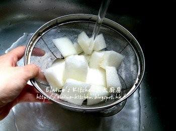 step3: 蔥切段及切粒 , 芫茜切段 , 冬瓜去皮去籽切件 , 冬瓜用水沖一沖洗及瀝乾