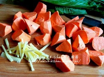step2: 蕃薯去皮切件 , 薑切絲 , 蕃薯用水沖一沖洗及瀝乾