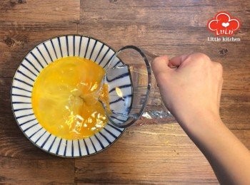 step3: 將蛋稍為打發後，加入水及鹽打發均勻