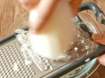 step5: 把白蘿蔔去皮刨成絲備用。