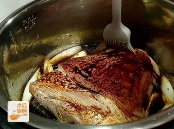 step5: 將元蹄放入，加水加至元蹄的一半位置，在元蹄的表面掃上一層老抽