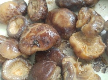 step2: 薑片爆香後下冬菇同炒, 之後加入<span class="group_2">冬菇調味料</span>,。