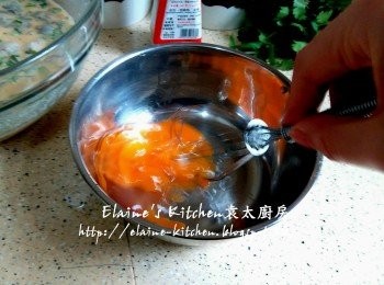 step7: 將餘下一隻鴨蛋拌勻成蛋液