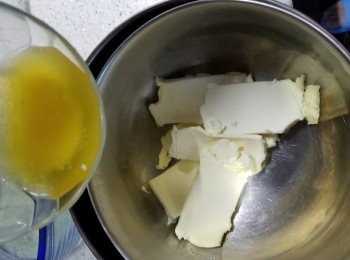 step3: 將已經座溶的牛油加入已經座溶的忌廉芝士內拌勻至完全沒有粒狀