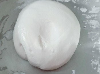 step2: 逐少將糖水加入糯米粉內拌勻，用手搓成麵糰至表面平滑。如麵糰太乾，可額外加點水