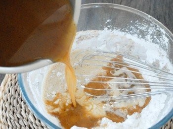 step5: 將木薯粉、糯米粉和馬蹄粉拌勻，然後逐少加入紅棗糖漿，拌勻至幼滑，沒有粉粒