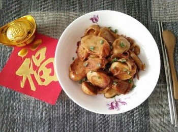 step4: 盛盤上桌後，再擺上吉祥春聯「福」和「招財進寶」字樣，