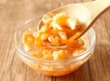 step1: 把蝦米洗淨後以暖水浸泡15分鐘。撈起蝦米，浸蝦米的水留用。