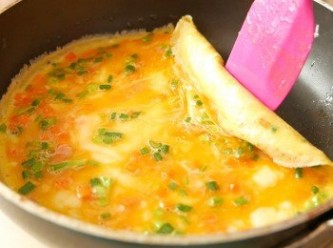 step3: 用廚紙在鍋中抹油，以小火把鍋燒熱後，加入1/3蛋漿，搖動鍋子讓材料平均鋪滿鍋底。煎至蛋漿還沒熟透但不再流動，輕輕在蛋邊劃一圈，然後小心地捲起蛋皮。