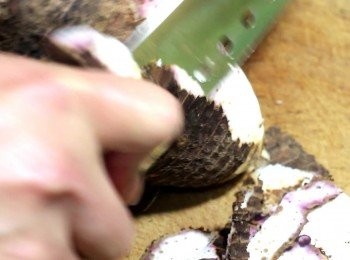 step4: 用刀削去竽頭外皮, 不洗水, 以乾布擦拭。
切大塊, 油炸時不需至金黃色, 至表面有硬硬的感覺就可以了。