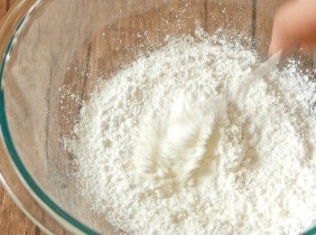 step4: 把粘米粉和粟粉倒入大碗中，拌勻備用。