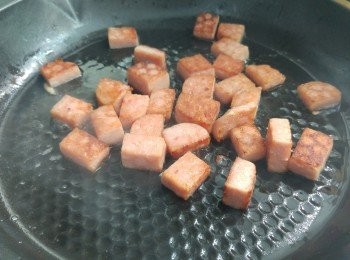 step2: 用少許油煎香午餐肉表面。
