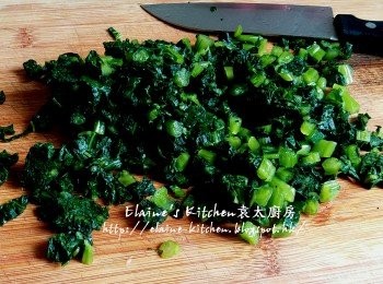 step8: 雪菜浸30分鐘後再用水沖一沖洗乾淨 , 揸乾水份切粒