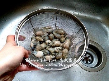step2: 稍為瀝乾水份後倒入熱水將蠔仔灼熟 , 再瀝乾水份