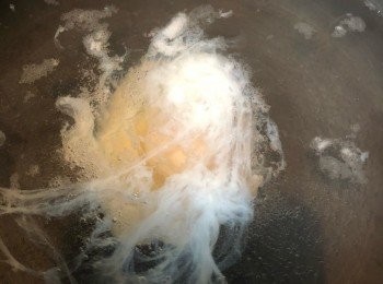 step4: 深鍋放水用中小火煮至起小水泡，雞蛋先打進小碗中。在鍋中攪拌出小旋渦，倒入雞蛋，計時3分鐘撈起。