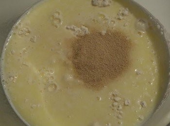 step1: 將融化奶油（可用小火、也可微波）與鮮奶倒入麵粉中，加入細砂糖、速發酵母拌勻。