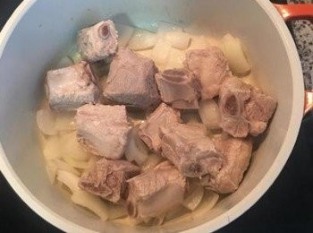 step7: 炒香洋蔥後，放入洗好的排骨。