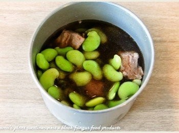 step4: 隨後倒入黑木耳養生露、水、米酒、鹽巴與白胡椒粉，並在外鍋倒入一杯水後，便可按下電鍋開關。