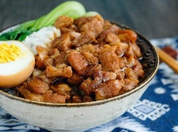 step4: 將滷肉鋪在白飯上，完成！