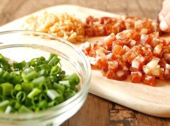 step2: 把臘腸和蔥切粒，把蝦米切碎備用。