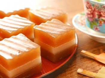 step8: 蒸好後取出，放至稍涼方可脫模和切開。以刀先沾點熟水或油，用一刀切的方法會比較容易切開，不要前後拉鋸。如非即時享用，可包好放在雪櫃，享用前切出蒸至軟身即可。