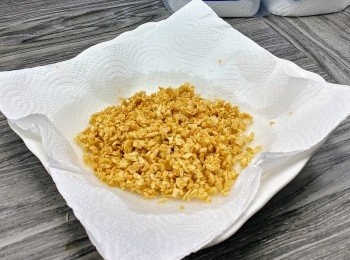 step2: 立即撈起，放在廚紙上吸乾油分備用