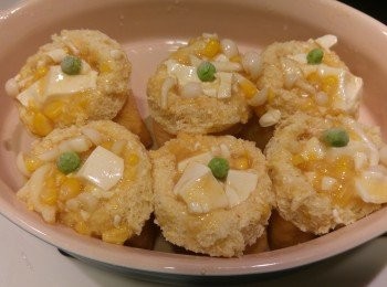 step6: 將裝飾青豆放面, 放入蒸爐蒸7分鐘。