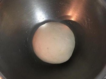 step5: 當麵糰略有光澤時即可倒在工作檯上揉到三光，用保鮮膜蓋住鬆弛10分鐘。