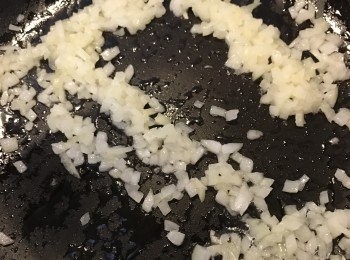 step2: 先爆香洋蔥, 然後加入肉料,  然後放調味, 將免治肉煮至較為乾身