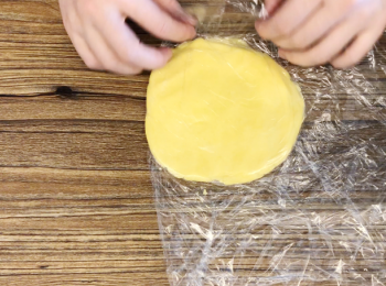 step2: 將麵糰包上保鮮紙，放入雪櫃冷藏約30分鐘。