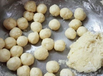 step3: 將麵糰分成小份，每份約6-8克，搓圓