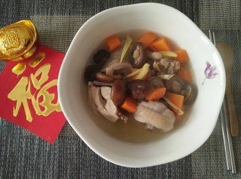 step5: 再擺上吉祥春聯「福」和「招財進寶」字樣，能討個吉祥兆頭，