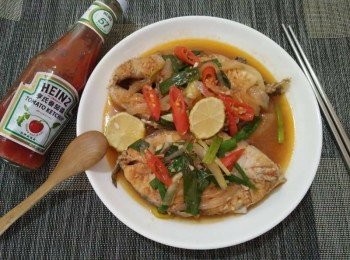 step4: 再依序放入少許水、亨氏番茄醬【開元食品】、糯米醋【萬家香】，大約煮個20-30分鐘，看紅魽【澎湖野生水產】有沒有熟，若紅魽【澎湖野生水產】已熟，放入辣椒、青蔥一併炒勻，