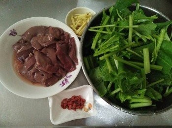 step1: 豬肝洗淨並切片，菠菜洗淨並切段，薑切絲，枸杞，備用；