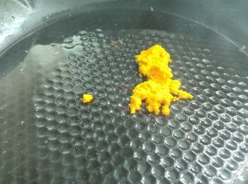 step3: 用午餐肉的油爆香黃薑蓉。