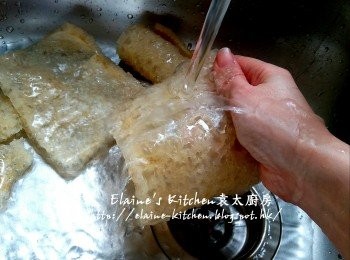 step1: 豬皮用水沖一沖洗乾淨