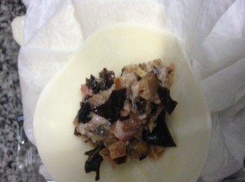 step4: 用大滾水放入餃子至水餃滾至浮起加三次生水（每次加都要待至滾起才加下一次）便可以取出放在碟上