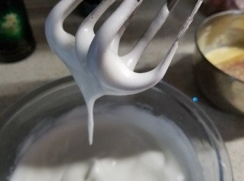 step11: 再打至有紋路,提起打蛋器見有鈎就可以加入最後1/3糖霜