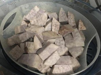 step1: 去皮芋頭切塊蒸30分鐘到鬆軟。