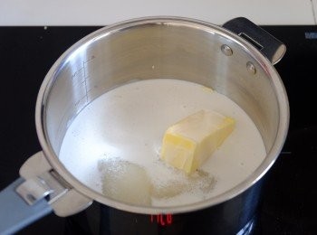 step2: . 在小鍋加入無鹽牛油、砂糖和1/3椰漿，小火加熱（不用滾），煮至糖溶便離火放涼。