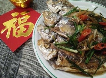 step4: 接著，擺上吉祥春聯「福」和「招財進寶」字樣，能討個吉祥兆頭，