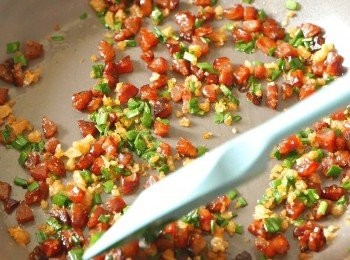 step6: 以中小火燒熱鍋子，下臘腸炒4分鐘至臘腸釋出油份後，下蝦米炒1分鐘，之後再下蔥炒勻。