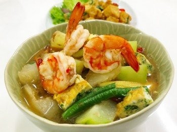 step9: 醬料完成後用油爆香，加水以中火煮

加入青木瓜、長豆、蔬菜

最後加入蝦子、臭菜煎蛋

再加魚露、椰糖、羅望子汁來調味，煮滾即可