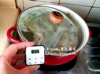 step7: 用中火再煲至滾起時 , 蓋上蓋轉慢火煲1小時