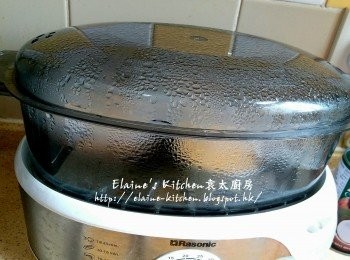 step9: 放入電蒸鍋內 , 蓋上蓋蒸1小時(可用膠蓋或保鮮紙蓋住年糕面預防倒汗水)