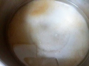 step5: 砂糖和黃砂糖加入小鍋子中 , 再加入300ml水煮至糖溶化