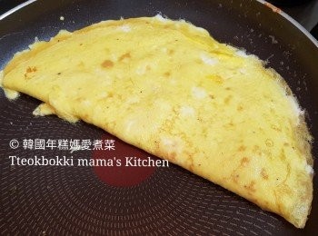 step5: 將另一邊的蛋蓋在芝士上，再煎一會即可～
用剩下的一半雞蛋液重覆步驟4至5，做多一份<span class="group_2">芝士奄列</span>。