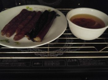 step2: 汆完水的臘腸和臘肉和其他材料同蒸, 當臘腸蒸完10分鐘後攞出, 臘肉再繼續蒸埋餘下10分鐘,
 瑤柱需加水同蒸20分鐘。(所有材料同步蒸, 只係臘腸先取出。)