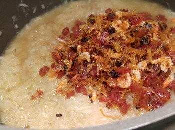 step11: 三分二臘味材料加入蘿蔔絲內同炒, 三分一留來鋪面用。